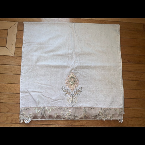 Decorated wide bath towel - Picture 5 of 5